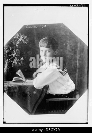 Ein historisches Foto von Czarewitsch Alexej Romanov, dem jüngsten Sohn des Zaren Nikolaus II. Von Russland, das ihn in einem Matrosenanzug zeigt und einen Einblick in die tragische Geschichte der königlichen Familie bietet. Stockfoto