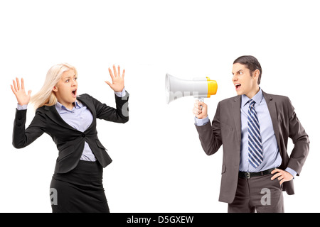 Angst, Geschäftsfrau und ihr Manager schreien mit einem Lautsprecher isoliert auf weißem Hintergrund Stockfoto