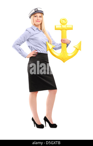 In voller Länge Portrait einer jungen Seemanns-Frau mit einem Anker, isoliert auf weißem Hintergrund Stockfoto