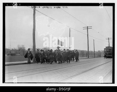1914 leitete Rosalie Jones eine Gruppe von Suffragetten auf einem marsch, um das Frauenwahlrecht zu unterstützen. Dieses Foto zeigt die Gruppe während ihrer Wanderung und symbolisiert ihr Engagement für die Wahlrechtsbewegung und ihr Engagement für den sozialen Wandel. Das Bild ist ein bedeutender historischer Moment im Kampf für die Rechte der Frau. Stockfoto
