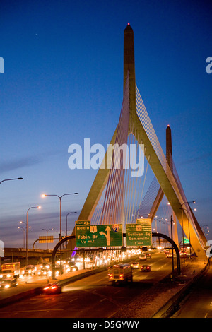 Leonard P. Zakim Bunker Hill Bridge in der Dämmerung, 1432 Fuß lang, inspiriert von Bunker Hill Monument, Boston, Ma., New England, USA Stockfoto