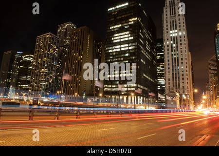 Nachtansicht des die Michigan Avenue Bridge, auch bekannt als DuSable in Chicago Stockfoto