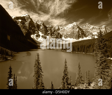 Wenkchemna Gipfel, Banff Nationalpark, Alberta, Kanada spiegelt sich in Moraine Lake (großformatige Größen erhältlich) Stockfoto