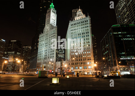 CHICAGO - 28. März: Das Wrigley Building in Chicago, USA mit Michigan Avenue im Vordergrund am 28. März 2013. Stockfoto