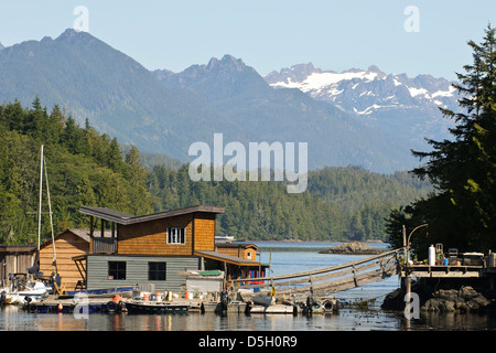 Vancouver Island, Tofino. Schwimmende Häuser vor Bergen der Strathcona Provincial Park. Stockfoto