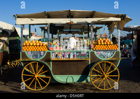 Warenkorb Verkauf von frisch gepressten Orangensaft in der Djemaa el-Fna Platz in Marrakesch, Marokko Stockfoto