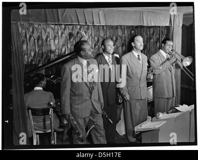 [Porträt von Ben Webster, Eddie (Emmanuel) Barefield, Buck Clayton und Benny Morton, Famous Door, New York, N.Y., Ca. Okt. 1947] (LOC) Stockfoto