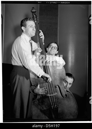 [Porträt von Jack Lesberg, Max Kaminsky und Erdnüsse zunehmend, die Eddie Condon, New York, N.Y., ca. Mai 1947] (LOC) Stockfoto