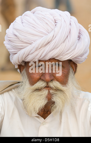 Rajasthani Mann mit einem großen weißen Turban und weißen Bart an der, Pushkar Mela, Pushkar, Rajasthan, Indien Stockfoto