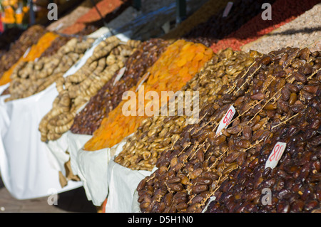 Termine und getrocknete Früchte für den Verkauf in der Djemaa el-Fna Platz in Marrakesch, Marokko Stockfoto