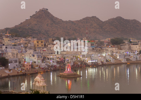 Flutlicht Ghats hinunter die Heiligen Pushkar Lake in der Abenddämmerung, Pushkar Mela, Pushkar, Rajasthan, Indien Stockfoto