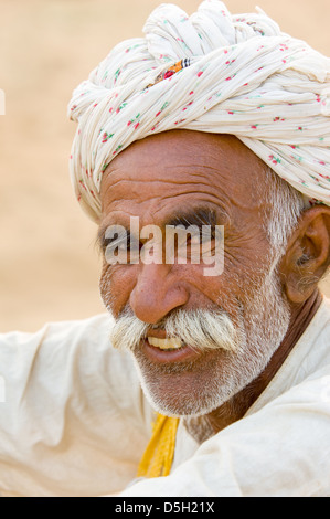 Rajasthani Greis mit einem weißen Turban und ausgedehnten weißen Schnurrbart, Pushkar Mela, Pushkar, Rajasthan, Indien Stockfoto