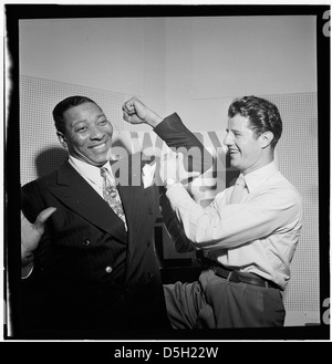 [Porträt von Sid Catlett und Freddie Robbins, WOV Büro, New York, N.Y., ca. Juni 1947] (LOC) Stockfoto