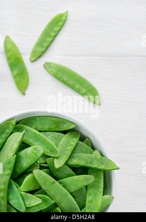 Zuckerschoten in Schüssel weiß, heller Hintergrund Stockfoto
