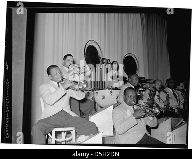 Dieses Porträt zeigt einige prominente Jazzmusiker, darunter Barney Bigard, Ben Webster und Sonny Greer, die zwischen 1938 und 1948 am Howard Theater in Washington, D.C. aufgenommen wurden. Stockfoto