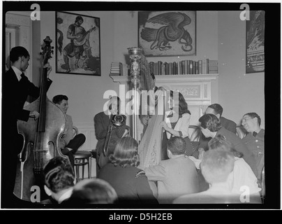 [Porträt von Tommy Potter, Joe Marsala, Jay Higginbotham, Adele Girard, Tom Williston, Nesuhi Ertegun, Herb Abramson, Katherine Hurley und G. Hurley, Türkische Botschaft, Washington, D.C., 193-] (LOC) Stockfoto