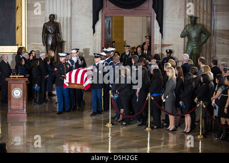Der Sarg des Senator Daniel Inouye (D -HI) wird in den US Kapitol Rundbau in Washington getragen. Stockfoto