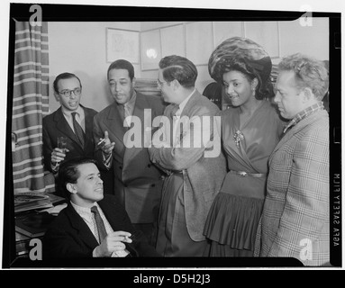 [Porträt von Ahmet M. Ertegun, Nesuhi Ertegun, Duke Ellington, William P. Gottlieb und Dave Stewart, William P. Gottlieb's Home, Maryland, 1941] (LOC) Stockfoto