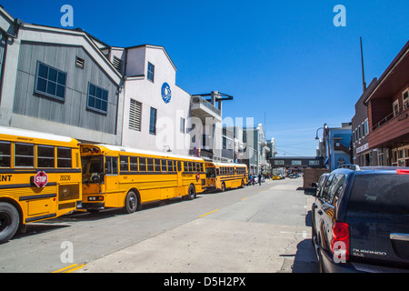 Einen Blick nach unten Monterey Kalifornien Cannery Row bekannt geworden durch John Steinbeck mit Schulbussen bringen Kinder zum Monterey Stockfoto