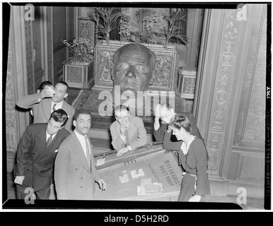 [Porträt von Henry Allen, Joe Marsala, Teddy Wilson, Nesuhi Ertegun, Ahmet M. Ertegun und Adele Girard, Türkische Botschaft, Washington, D.C., zwischen 1938 und 1948] (LOC) Stockfoto