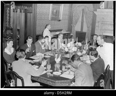 [Porträt von Nesuhi Ertegun, Adele Girard, Joe Marsala, Zutty Singleton, Max Kaminsky, Ahmet M. Ertegun, Sadi Coylin und Benny Morton(?), Türkische Botschaft, Washington, D.C., zwischen 1938 und 1948] (LOC) Stockfoto