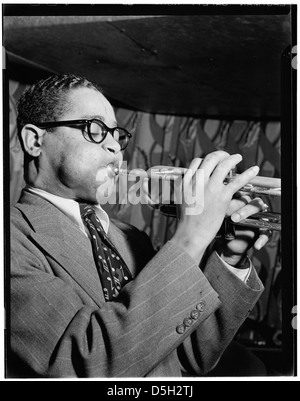 [Porträt von Dizzy Gillespie, berühmte Tür, New York, N.Y., ca. Juni 1946] (LOC) Stockfoto