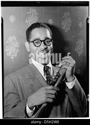 [Porträt von Dizzy Gillespie, berühmte Tür, New York, N.Y., ca. Juni 1946] (LOC) Stockfoto