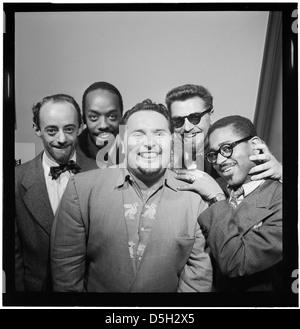 [Porträt von Dave Lambert, John Simmons, Chubby Jackson, George Handy, und Dizzy Gillespie, William P. Gottlieb's Office, New York, N.Y., Ca. Juli 1947] (LOC) Stockfoto