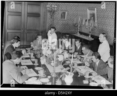 [Porträt von Herb Abramson, Sadi Coylin, Benny Morton(?), Nesuhi Ertegun, Adele Girard, Joe Marsala, Zutty Singleton und Max Kaminsky, Türkische Botschaft, Washington, D.C., zwischen 1938 und 1948] (LOC) Stockfoto