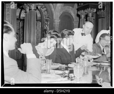 [Porträt von Nesuhi Ertegun, Adele Girard, Joe Marsala und Zutty Singleton, Türkische Botschaft, Washington, D.C., zwischen 1938 und 1948] (LOC) Stockfoto