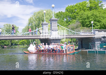 Schwan mit Touristen fährt durch Suspension Bridge im Public Garden und Boston Common im Sommer, Boston, Ma., New England, USA Stockfoto