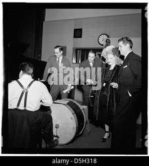 Ein Porträt von Bob Haggart, Marion Hutton und Gordon MacRae, aufgenommen zwischen 1946 und 1948 in New York. Dieses Bild zeigt diese prominenten Persönlichkeiten der amerikanischen Musik- und Unterhaltungsindustrie. Stockfoto