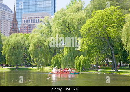 Swan Boot mit Touristen im Public Garden und Boston Common im Sommer, Boston, Ma., New England, USA Stockfoto