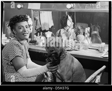 [Porträt von Billie Holiday und Mister, Downbeat(?), New York, N.Y., ca. Juni 1946] (LOC) Stockfoto