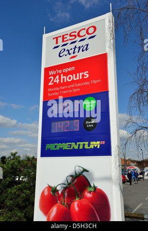 Benzinpreisschild vor Tesco Extra Supermarkt, Station Road, Addlestone, Surrey, England, Vereinigtes Königreich Stockfoto