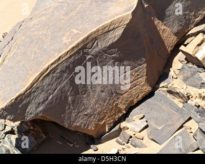 Prähistorische Felszeichnungen am Oued Mestakou auf der Tata Akka Road in Marokko. Stockfoto