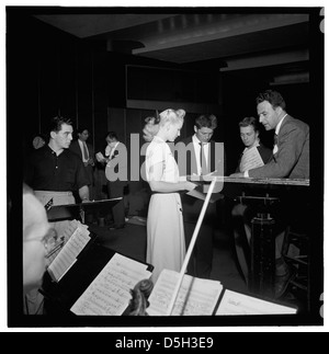 [Porträt von Gordon MacRae, Jerry Wald, Mel Tormé, Jerry Jerome und Marion Hutton, Saturday Teentimers Show, New York, N.Y., Ca. Aug. 1947] (LOC) Stockfoto