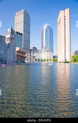 Reflektieren, Teich und Boston Skyline bei First Church of Christ, Boston, MA Stockfoto