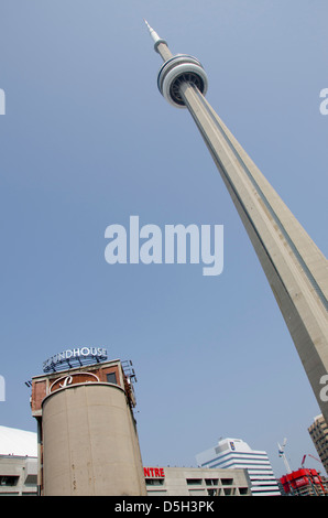 Kanada, Ontario, Toronto. Blick auf den CN Tower von Roundhouse Park. Stockfoto