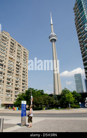 Kanada, Ontario, Toronto. Touristen auf der Suche am Schild mit CN Tower entfernt. (MR) Stockfoto