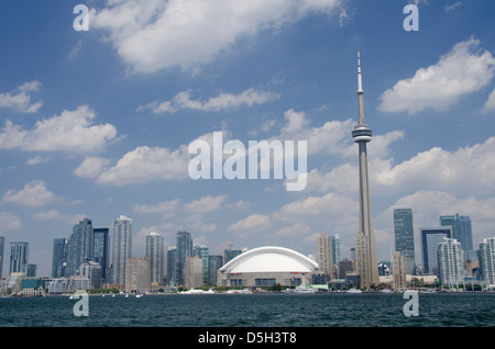 Kanada, Ontario, Toronto. Lake Ontario Stadt Skyline-Blick von der ikonischen CN Tower und das Rogers Centre vom malerischen Hafen Kreuzfahrt. Stockfoto