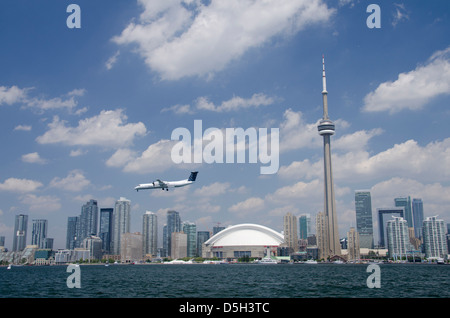 Kanada, Ontario, Toronto. Lake Ontario Stadt Skyline-Blick von der ikonischen CN Tower und das Rogers Centre. Porter-Flugzeug. Stockfoto