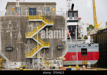 USA/Kanada, Welland Kanal. Schiff in der Schleuse. Stockfoto