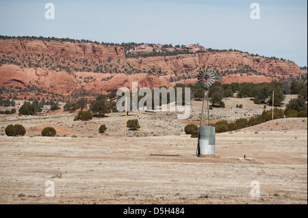 28. März 2013 - Navajo, New Mexico, USA - Windmühlen sind noch im Einsatz zu Pumpwasser für Bewässerung und Tiere auf der Navajo-Reservat Farmen und Ranches; dieses hier in der Nähe von Navajo, N.M. (Credit-Bild: © Willen Seberger/ZUMAPRESS.com) Stockfoto