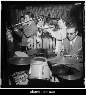 [Porträt von Jack Teagarden, Jack Lesberg und Max Kaminsky, berühmte Tür, New York, N.Y., ca. Juli 1947] (LOC) Stockfoto