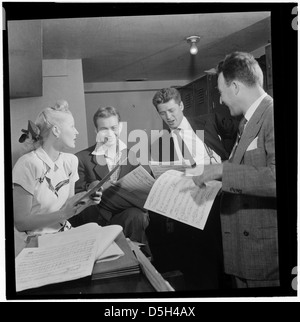 [Portrait von Jerry Wald, Gordon MacRae, Mel Tormé, Marion Hutton, und Jerry Jerome, Samstag Teentimers zeigen, New York, N.Y., Ca. 12.08.1947] (LOC) Stockfoto