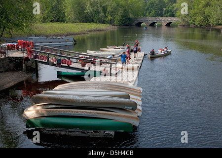 Western Mass außerhalb von Boston, Paddeln Kanuten an einem Sommertag flussabwärts Stockfoto