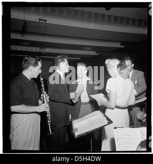 Dieses Porträt aus dem Jahr 1947 zeigt Jerry Wald, Gordon MacRae, Mel Tormé, Marion Hutton und Jerry Jerome von der „Saturday Teentimers Show“ in New York. Das Bild zeigt diese prominenten Entertainer in der Nachkriegszeit. Stockfoto