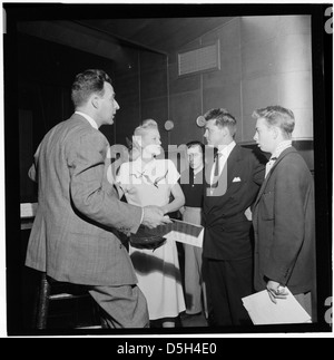 [Portrait von Jerry Wald, Gordon MacRae, Mel Tormé, Marion Hutton, und Jerry Jerome, Samstag Teentimers zeigen, New York, N.Y., Ca. 12.08.1947] (LOC) Stockfoto