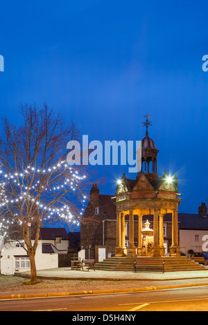 Der Market Cross und die Pumpe im St James Square Boroughbridge, North Yorkshire. Stockfoto